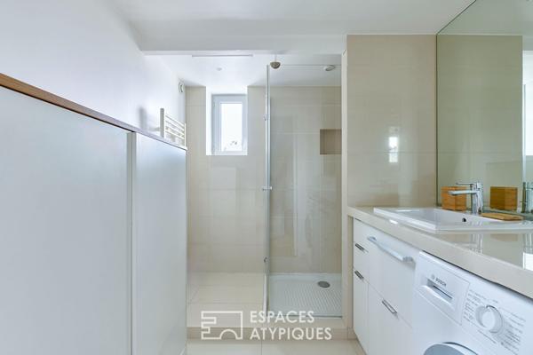 Appartement rénové au dernier étage avec balconnets