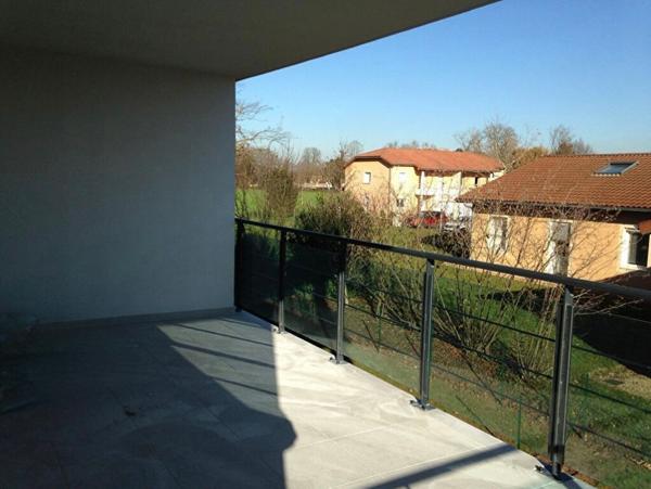 Loue Attignat T3 récent avec terrasse, cave et garage