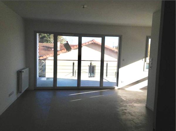 Loue Attignat T3 récent avec terrasse, cave et garage