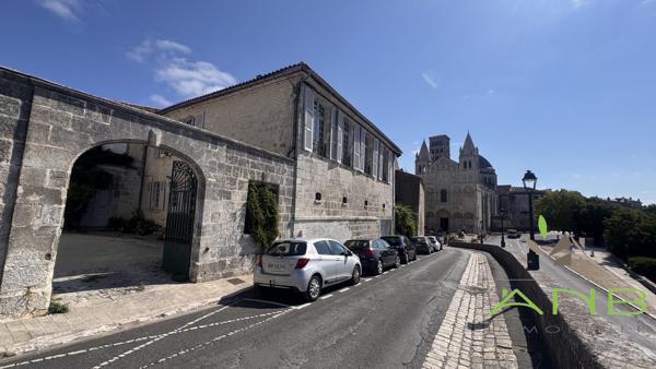 Aile historique d’un hôtel particulier avec vue sur la vallée de l’Anguienne