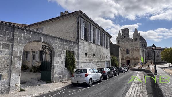 Aile historique d’un hôtel particulier avec vue sur la vallée de l’Anguienne