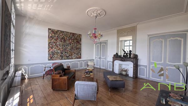 Aile historique d’un hôtel particulier avec vue sur la vallée de l’Anguienne