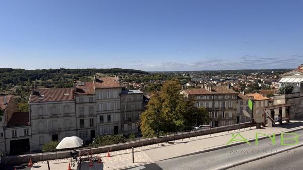 Aile historique d’un hôtel particulier avec vue sur la vallée de l’Anguienne