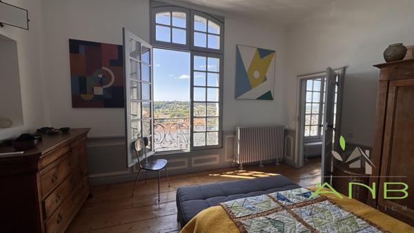 Aile historique d’un hôtel particulier avec vue sur la vallée de l’Anguienne