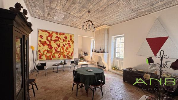 Aile historique d’un hôtel particulier avec vue sur la vallée de l’Anguienne
