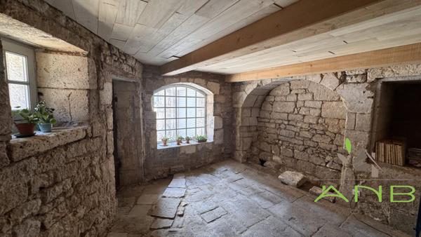 Aile historique d’un hôtel particulier avec vue sur la vallée de l’Anguienne