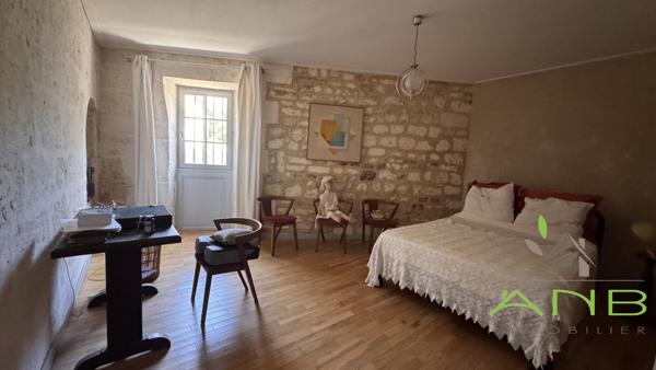 Aile historique d’un hôtel particulier avec vue sur la vallée de l’Anguienne