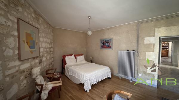Aile historique d’un hôtel particulier avec vue sur la vallée de l’Anguienne