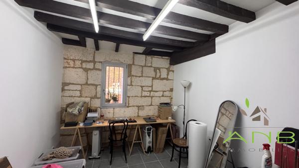 Aile historique d’un hôtel particulier avec vue sur la vallée de l’Anguienne