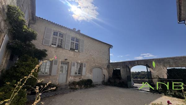 Aile historique d’un hôtel particulier avec vue sur la vallée de l’Anguienne