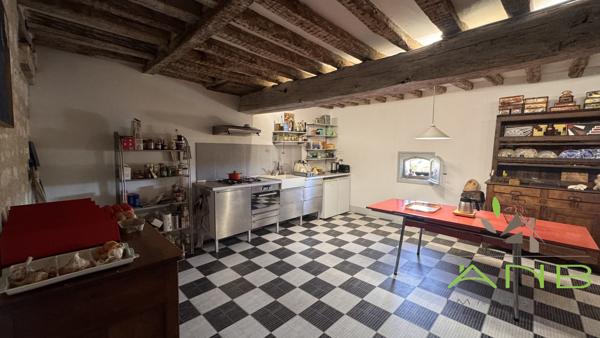 Aile historique d’un hôtel particulier avec vue sur la vallée de l’Anguienne
