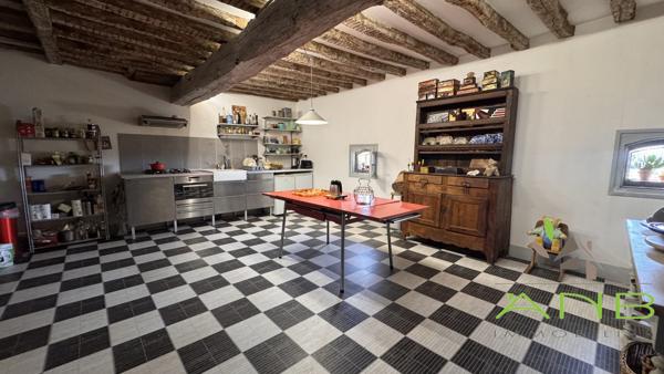 Aile historique d’un hôtel particulier avec vue sur la vallée de l’Anguienne