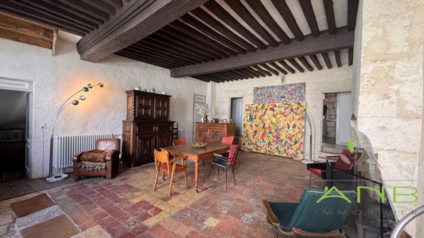 Aile historique d’un hôtel particulier avec vue sur la vallée de l’Anguienne