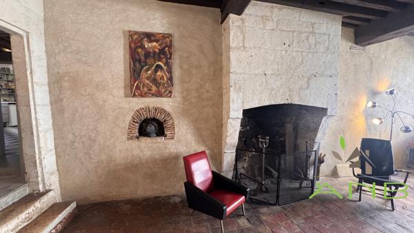 Aile historique d’un hôtel particulier avec vue sur la vallée de l’Anguienne