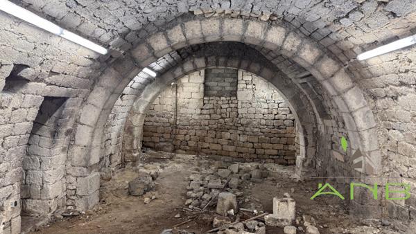 Aile historique d’un hôtel particulier avec vue sur la vallée de l’Anguienne