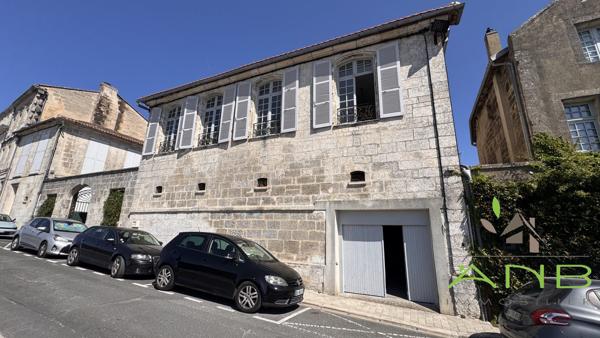 Aile historique d’un hôtel particulier avec vue sur la vallée de l’Anguienne