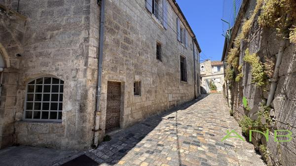 Aile historique d’un hôtel particulier avec vue sur la vallée de l’Anguienne