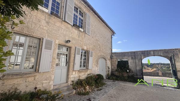 Aile historique d’un hôtel particulier avec vue sur la vallée de l’Anguienne