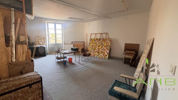 Aile historique d’un hôtel particulier avec vue sur la vallée de l’Anguienne