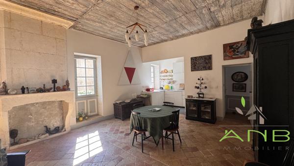 Aile historique d’un hôtel particulier avec vue sur la vallée de l’Anguienne