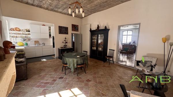 Aile historique d’un hôtel particulier avec vue sur la vallée de l’Anguienne