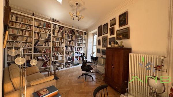 Aile historique d’un hôtel particulier avec vue sur la vallée de l’Anguienne