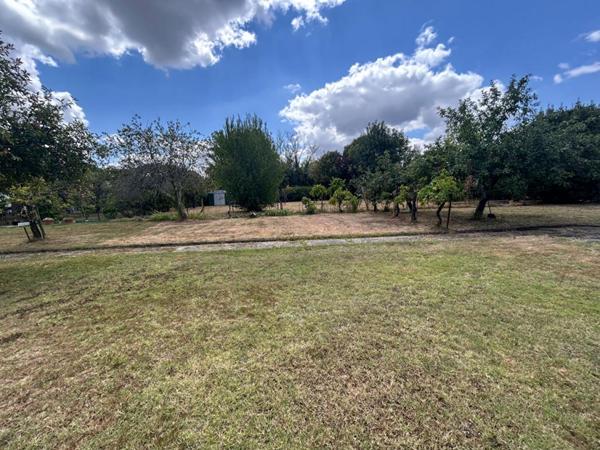 Rare sur Lormont avec ce grand terrain constructible de 830m2 au calme dans un quartier résidentiel