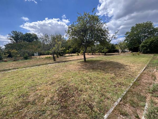 Rare sur Lormont avec ce grand terrain constructible de 830m2 au calme dans un quartier résidentiel