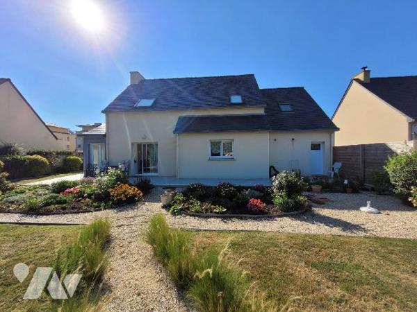 Située sur la commune de Pleurtuit, à proximité du centre-ville, cette maison comprend : Au rez...