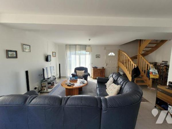 Située sur la commune de Pleurtuit, à proximité du centre-ville, cette maison comprend : Au rez...