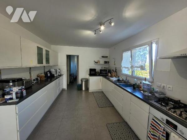 Située sur la commune de Pleurtuit, à proximité du centre-ville, cette maison comprend : Au rez...