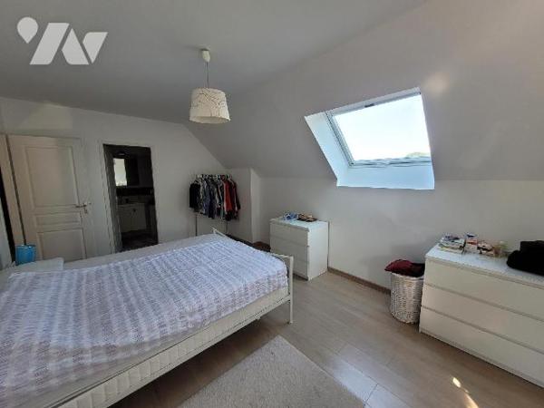 Située sur la commune de Pleurtuit, à proximité du centre-ville, cette maison comprend : Au rez...