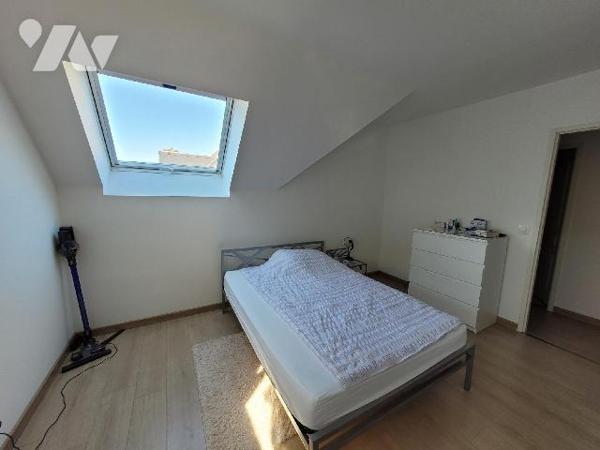 Située sur la commune de Pleurtuit, à proximité du centre-ville, cette maison comprend : Au rez...