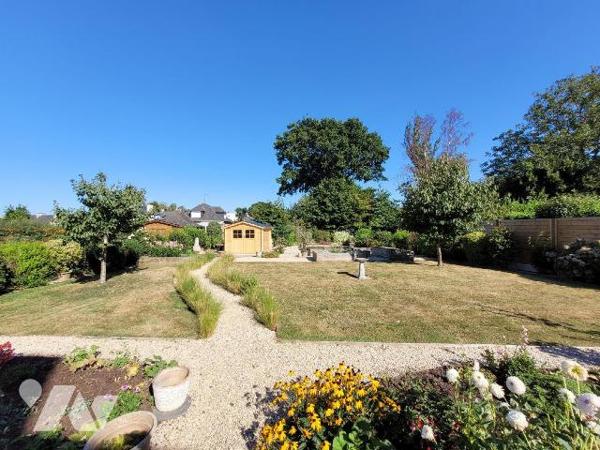 Située sur la commune de Pleurtuit, à proximité du centre-ville, cette maison comprend : Au rez...