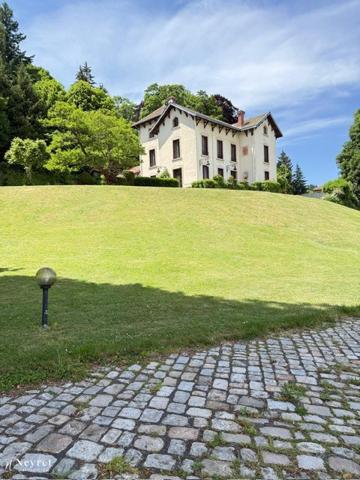 SUPERBE MAISON DE MAITRE A ST BONNET LE CHATEAU