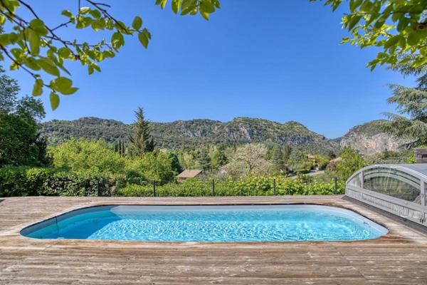 Superbe villa  de plain pied  avec piscine et mazet indépendant sur les hauteurs avec vue exceptionnelle