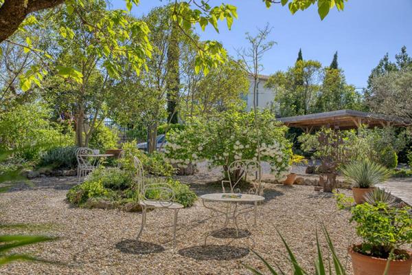 Superbe villa  de plain pied  avec piscine et mazet indépendant sur les hauteurs avec vue exceptionnelle