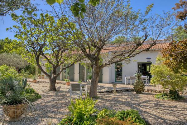 Superbe villa  de plain pied  avec piscine et mazet indépendant sur les hauteurs avec vue exceptionnelle