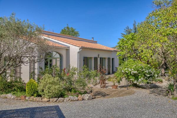 Superbe villa  de plain pied  avec piscine et mazet indépendant sur les hauteurs avec vue exceptionnelle