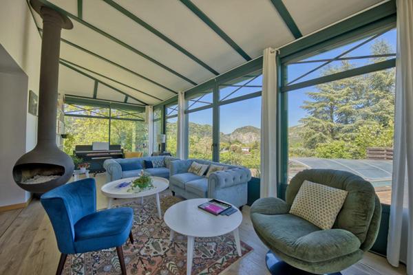 Superbe villa  de plain pied  avec piscine et mazet indépendant sur les hauteurs avec vue exceptionnelle
