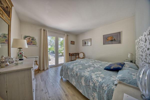 Superbe villa  de plain pied  avec piscine et mazet indépendant sur les hauteurs avec vue exceptionnelle