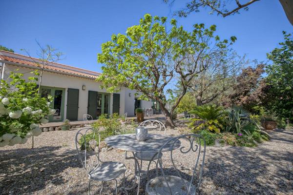 Superbe villa  de plain pied  avec piscine et mazet indépendant sur les hauteurs avec vue exceptionnelle