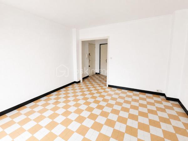 Découvrez ce T3 de 62 m², situé au 1er étage d'une résidence avec stationnement, offrant de beaux volumes et une agréable luminosité.

Il se compose :
d'une entrée,
d'un séjour lumineux ouvrant sur un balcon,
d'une cuisine indépendante avec loggia,
de deux chambres,
d'une salle de bains,
d'un WC indépendant.

Vous bénéficierez également d'une cave ainsi que d'un cellier.

Les + :
✔ Appartement traversant et lumineux
✔ Balcon et loggia
✔ Cave + cellier
✔ Chauffage collectif (gaz) 
✔ Stationnement au pied de la résidence
✔ Double vitrage PVC

Les charges de copropriété comprennent notamment le chauffage collectif au gaz, l'eau chaude, l'entretien des parties communes et des espaces verts.

À découvrir sans tarder !