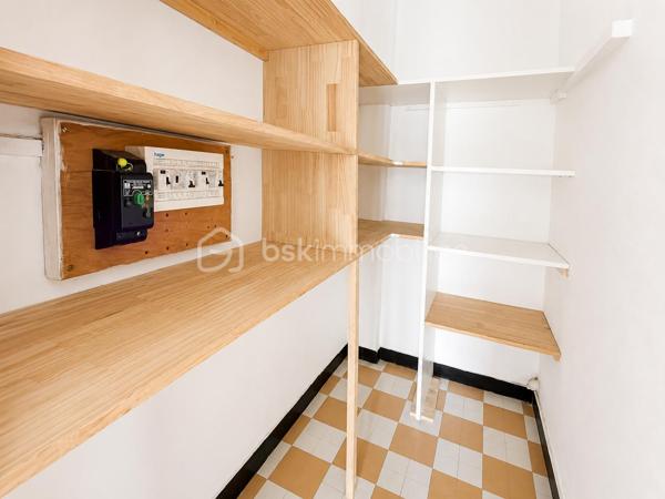 Découvrez ce T3 de 62 m², situé au 1er étage d'une résidence avec stationnement, offrant de beaux volumes et une agréable luminosité.

Il se compose :
d'une entrée,
d'un séjour lumineux ouvrant sur un balcon,
d'une cuisine indépendante avec loggia,
de deux chambres,
d'une salle de bains,
d'un WC indépendant.

Vous bénéficierez également d'une cave ainsi que d'un cellier.

Les + :
✔ Appartement traversant et lumineux
✔ Balcon et loggia
✔ Cave + cellier
✔ Chauffage collectif (gaz) 
✔ Stationnement au pied de la résidence
✔ Double vitrage PVC

Les charges de copropriété comprennent notamment le chauffage collectif au gaz, l'eau chaude, l'entretien des parties communes et des espaces verts.

À découvrir sans tarder !