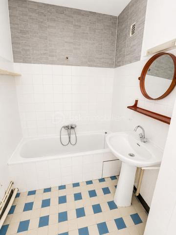 Découvrez ce T3 de 62 m², situé au 1er étage d'une résidence avec stationnement, offrant de beaux volumes et une agréable luminosité.

Il se compose :
d'une entrée,
d'un séjour lumineux ouvrant sur un balcon,
d'une cuisine indépendante avec loggia,
de deux chambres,
d'une salle de bains,
d'un WC indépendant.

Vous bénéficierez également d'une cave ainsi que d'un cellier.

Les + :
✔ Appartement traversant et lumineux
✔ Balcon et loggia
✔ Cave + cellier
✔ Chauffage collectif (gaz) 
✔ Stationnement au pied de la résidence
✔ Double vitrage PVC

Les charges de copropriété comprennent notamment le chauffage collectif au gaz, l'eau chaude, l'entretien des parties communes et des espaces verts.

À découvrir sans tarder !