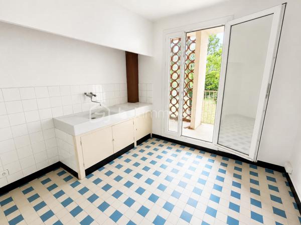 Découvrez ce T3 de 62 m², situé au 1er étage d'une résidence avec stationnement, offrant de beaux volumes et une agréable luminosité.

Il se compose :
d'une entrée,
d'un séjour lumineux ouvrant sur un balcon,
d'une cuisine indépendante avec loggia,
de deux chambres,
d'une salle de bains,
d'un WC indépendant.

Vous bénéficierez également d'une cave ainsi que d'un cellier.

Les + :
✔ Appartement traversant et lumineux
✔ Balcon et loggia
✔ Cave + cellier
✔ Chauffage collectif (gaz) 
✔ Stationnement au pied de la résidence
✔ Double vitrage PVC

Les charges de copropriété comprennent notamment le chauffage collectif au gaz, l'eau chaude, l'entretien des parties communes et des espaces verts.

À découvrir sans tarder !
