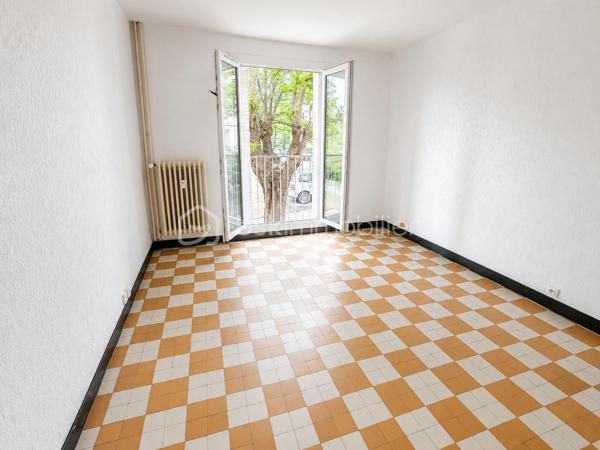 Découvrez ce T3 de 62 m², situé au 1er étage d'une résidence avec stationnement, offrant de beaux volumes et une agréable luminosité.

Il se compose :
d'une entrée,
d'un séjour lumineux ouvrant sur un balcon,
d'une cuisine indépendante avec loggia,
de deux chambres,
d'une salle de bains,
d'un WC indépendant.

Vous bénéficierez également d'une cave ainsi que d'un cellier.

Les + :
✔ Appartement traversant et lumineux
✔ Balcon et loggia
✔ Cave + cellier
✔ Chauffage collectif (gaz) 
✔ Stationnement au pied de la résidence
✔ Double vitrage PVC

Les charges de copropriété comprennent notamment le chauffage collectif au gaz, l'eau chaude, l'entretien des parties communes et des espaces verts.

À découvrir sans tarder !