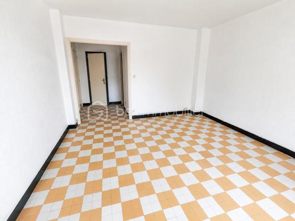 Découvrez ce T3 de 62 m², situé au 1er étage d'une résidence avec stationnement, offrant de beaux volumes et une agréable luminosité.

Il se compose :
d'une entrée,
d'un séjour lumineux ouvrant sur un balcon,
d'une cuisine indépendante avec loggia,
de deux chambres,
d'une salle de bains,
d'un WC indépendant.

Vous bénéficierez également d'une cave ainsi que d'un cellier.

Les + :
✔ Appartement traversant et lumineux
✔ Balcon et loggia
✔ Cave + cellier
✔ Chauffage collectif (gaz) 
✔ Stationnement au pied de la résidence
✔ Double vitrage PVC

Les charges de copropriété comprennent notamment le chauffage collectif au gaz, l'eau chaude, l'entretien des parties communes et des espaces verts.

À découvrir sans tarder !