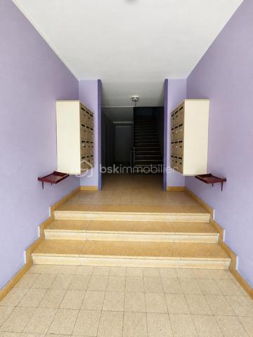 Découvrez ce T3 de 62 m², situé au 1er étage d'une résidence avec stationnement, offrant de beaux volumes et une agréable luminosité.

Il se compose :
d'une entrée,
d'un séjour lumineux ouvrant sur un balcon,
d'une cuisine indépendante avec loggia,
de deux chambres,
d'une salle de bains,
d'un WC indépendant.

Vous bénéficierez également d'une cave ainsi que d'un cellier.

Les + :
✔ Appartement traversant et lumineux
✔ Balcon et loggia
✔ Cave + cellier
✔ Chauffage collectif (gaz) 
✔ Stationnement au pied de la résidence
✔ Double vitrage PVC

Les charges de copropriété comprennent notamment le chauffage collectif au gaz, l'eau chaude, l'entretien des parties communes et des espaces verts.

À découvrir sans tarder !