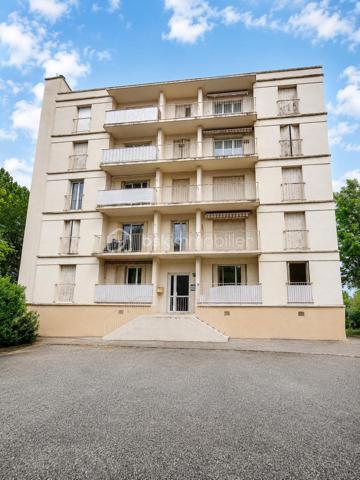 Découvrez ce T3 de 62 m², situé au 1er étage d'une résidence avec stationnement, offrant de beaux volumes et une agréable luminosité.

Il se compose :
d'une entrée,
d'un séjour lumineux ouvrant sur un balcon,
d'une cuisine indépendante avec loggia,
de deux chambres,
d'une salle de bains,
d'un WC indépendant.

Vous bénéficierez également d'une cave ainsi que d'un cellier.

Les + :
✔ Appartement traversant et lumineux
✔ Balcon et loggia
✔ Cave + cellier
✔ Chauffage collectif (gaz) 
✔ Stationnement au pied de la résidence
✔ Double vitrage PVC

Les charges de copropriété comprennent notamment le chauffage collectif au gaz, l'eau chaude, l'entretien des parties communes et des espaces verts.

À découvrir sans tarder !